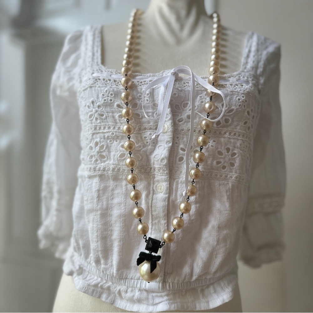 Vintage Poésie Pearl Necklace with Crystal Pendant and Black Bow Accent 🎀✨